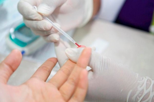 Lấy mẫu máu xét nghiệm ADN