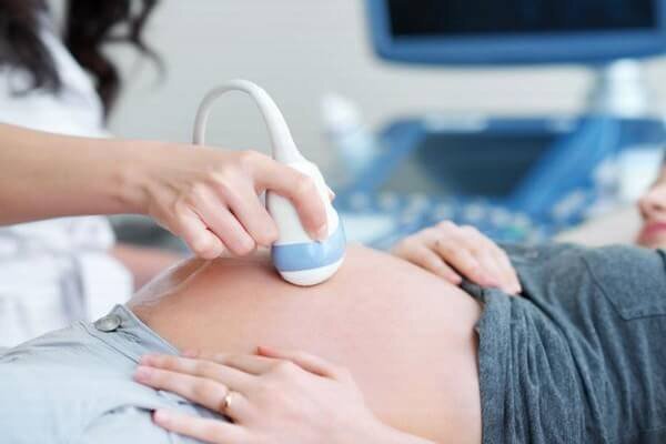 Thực hiện quá trình siêu âm định kỳ cho thai phụ